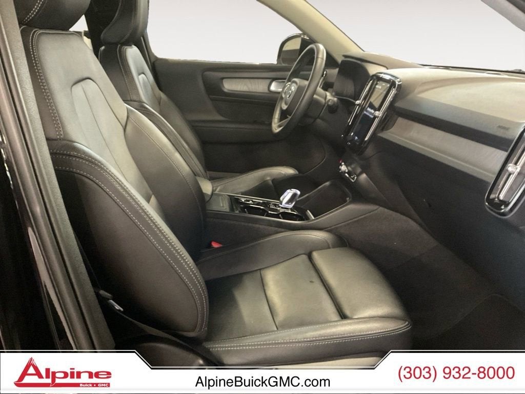 2024 Volvo XC40 B5 Plus Dark Theme