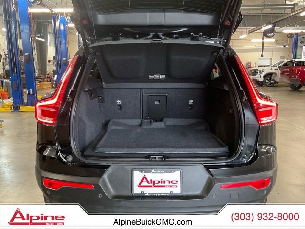 2024 Volvo XC40 B5 Plus Dark Theme