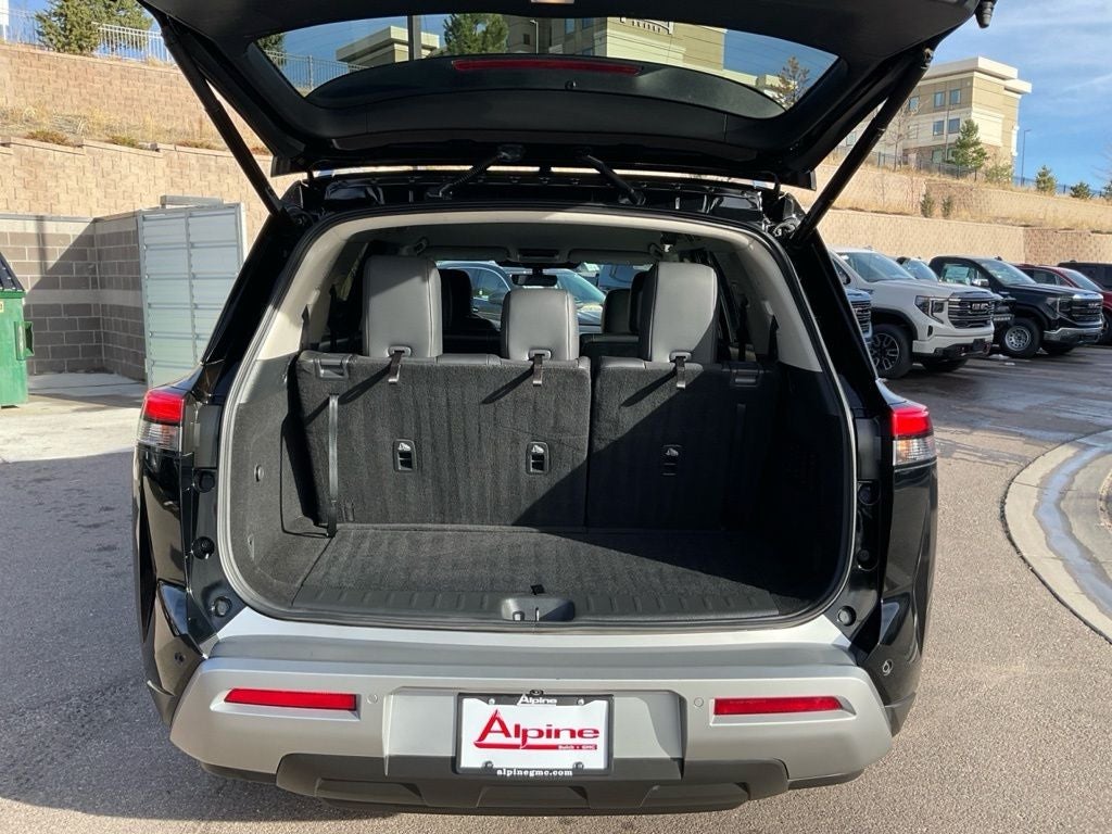 2025 Nissan Pathfinder SL