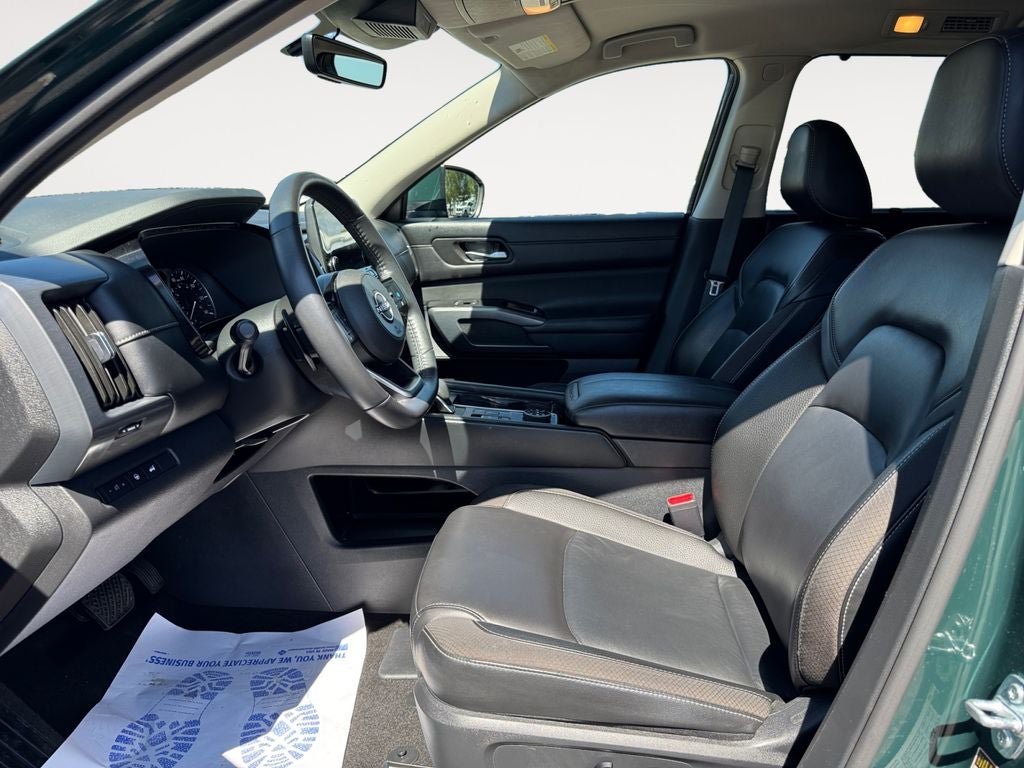 2025 Nissan Pathfinder SL