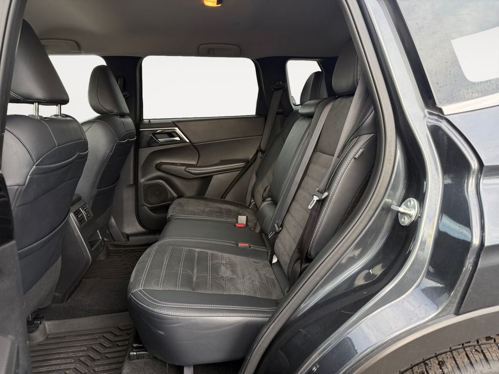 2024 Mitsubishi Outlander Base