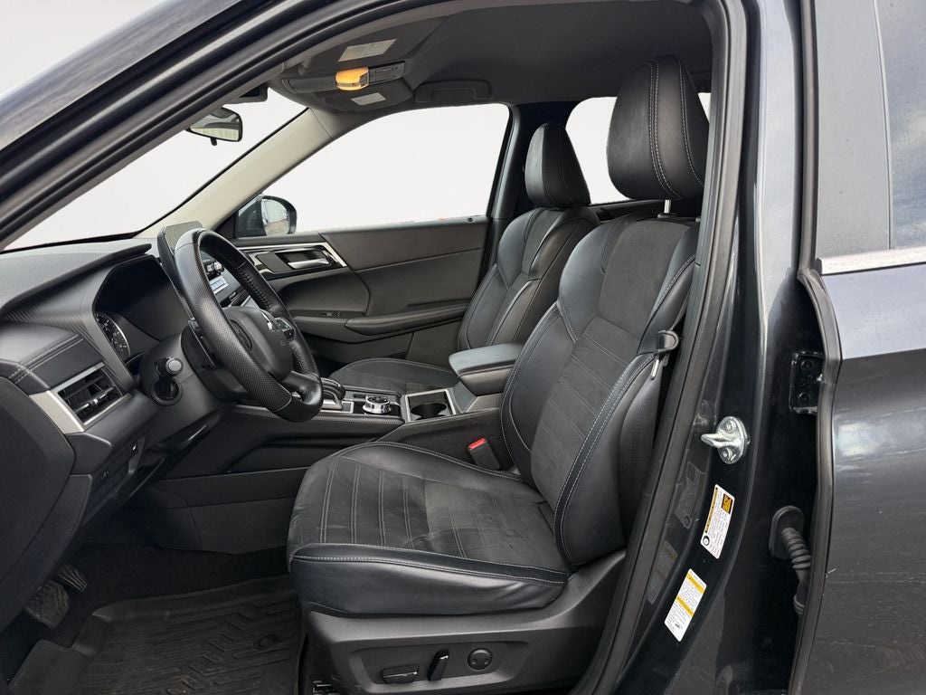 2024 Mitsubishi Outlander Base