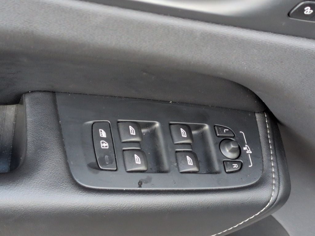 2022 Volvo XC60 B5 Inscription