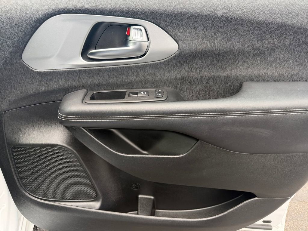 2025 Chrysler Pacifica Limited - Photo 17
